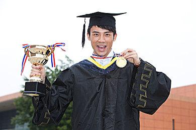 《最终幻想7：重生》官方解释游戏封面含义：三人三世界